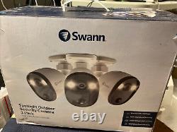 Système de sécurité domestique Swann avec 3 caméras de projecteur extérieures